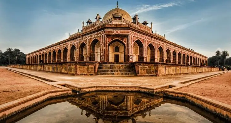 Delhi Air Pollution Guide for Tourists: Safety Tips & Best Time