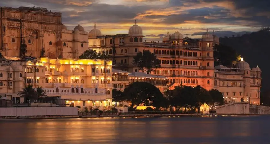 Udaipur City Palace overlooking Lake Pichola at dusk