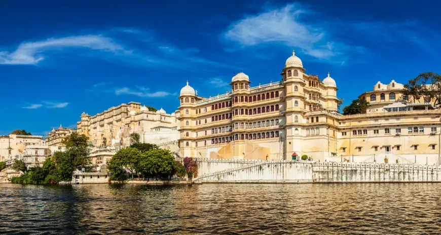 Udaipur City Palace overlooking Lake Pichola